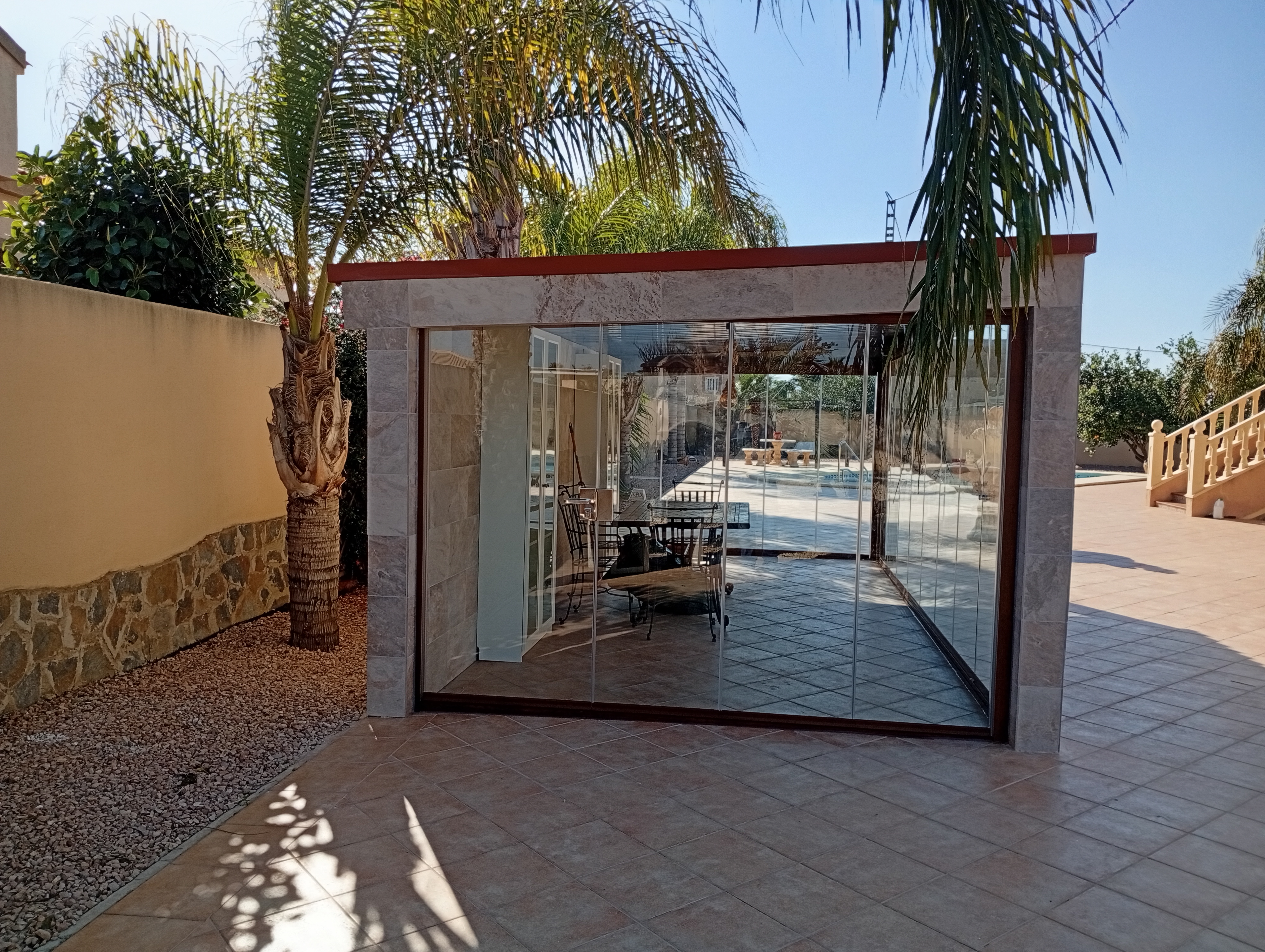 Cortina  de Cristal con Aluminio madera Embero